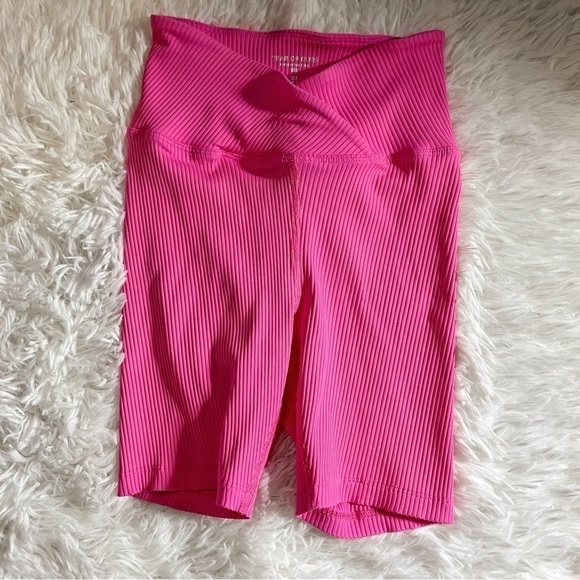 Year of Ours V Waistband Bike Shorts in Neon Pink - Picture 2 of 6